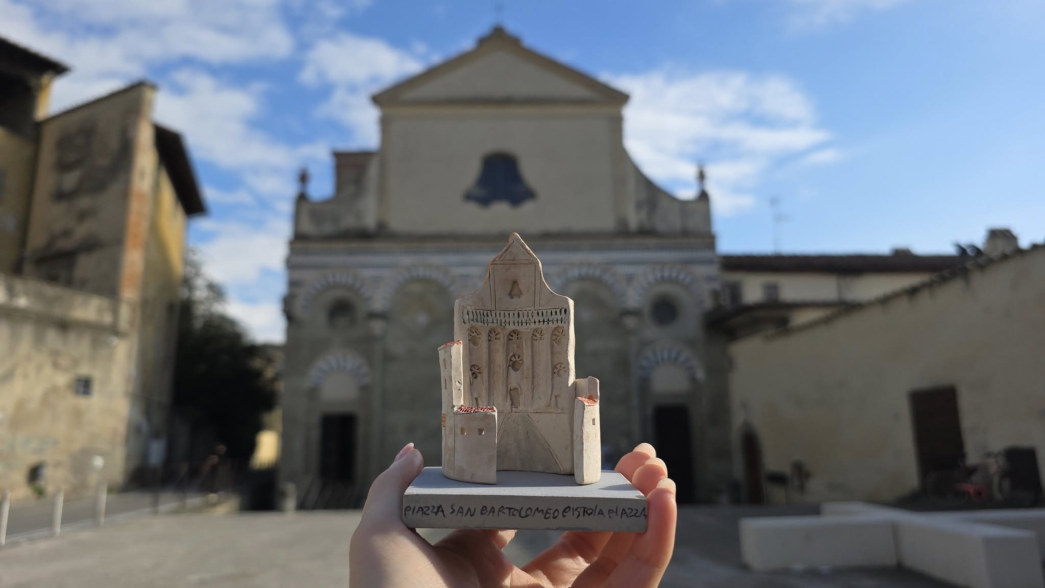 scultura Piazza San Bartolomeo L'incontrario